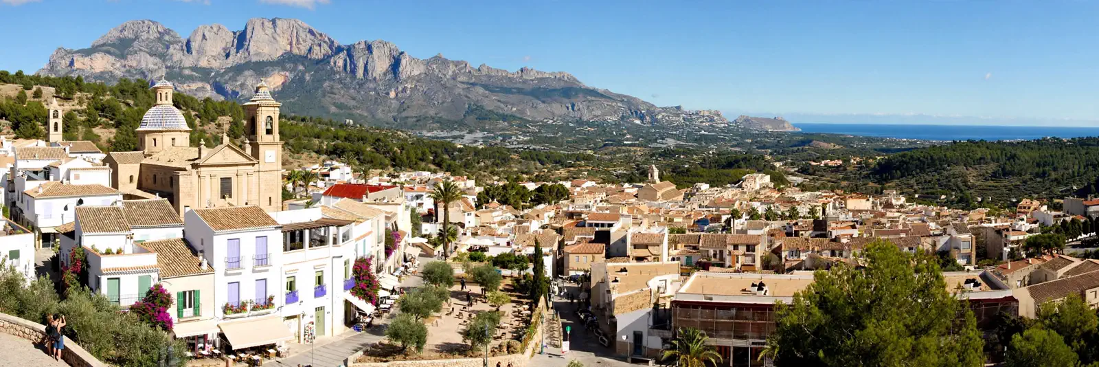 Vista panorámica de La Nucía con el casco antiguo y la sierra de Bèrnia al fondo